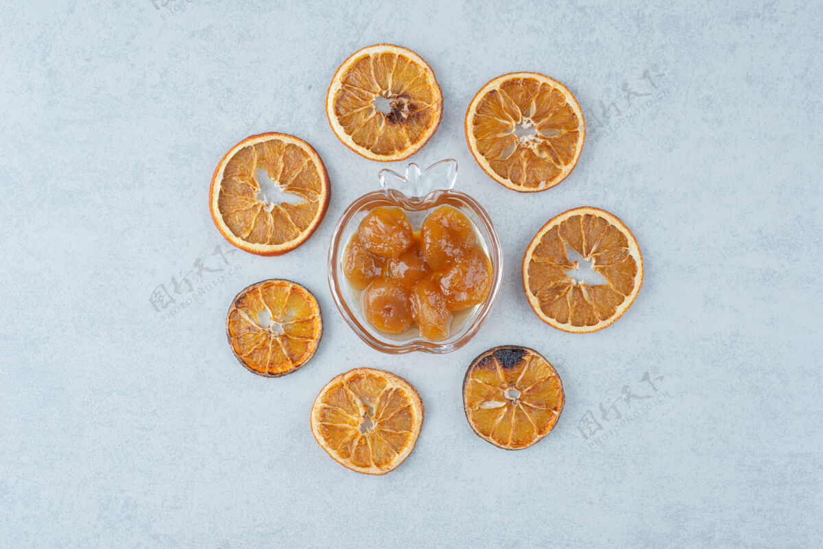 可口甜甜的果酱和干橙色的白色背景高品质的照片干甜橘子