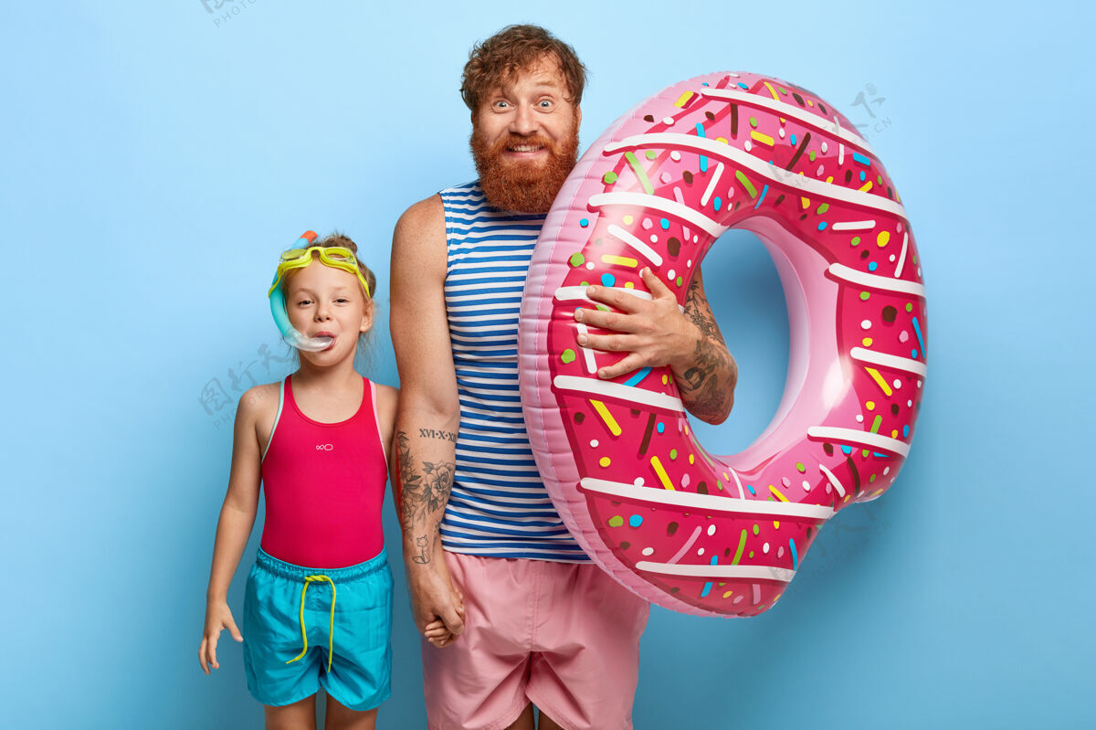 父亲室内拍摄的快乐姜爸爸和女儿在游泳池服装摆姿势男人满意快乐