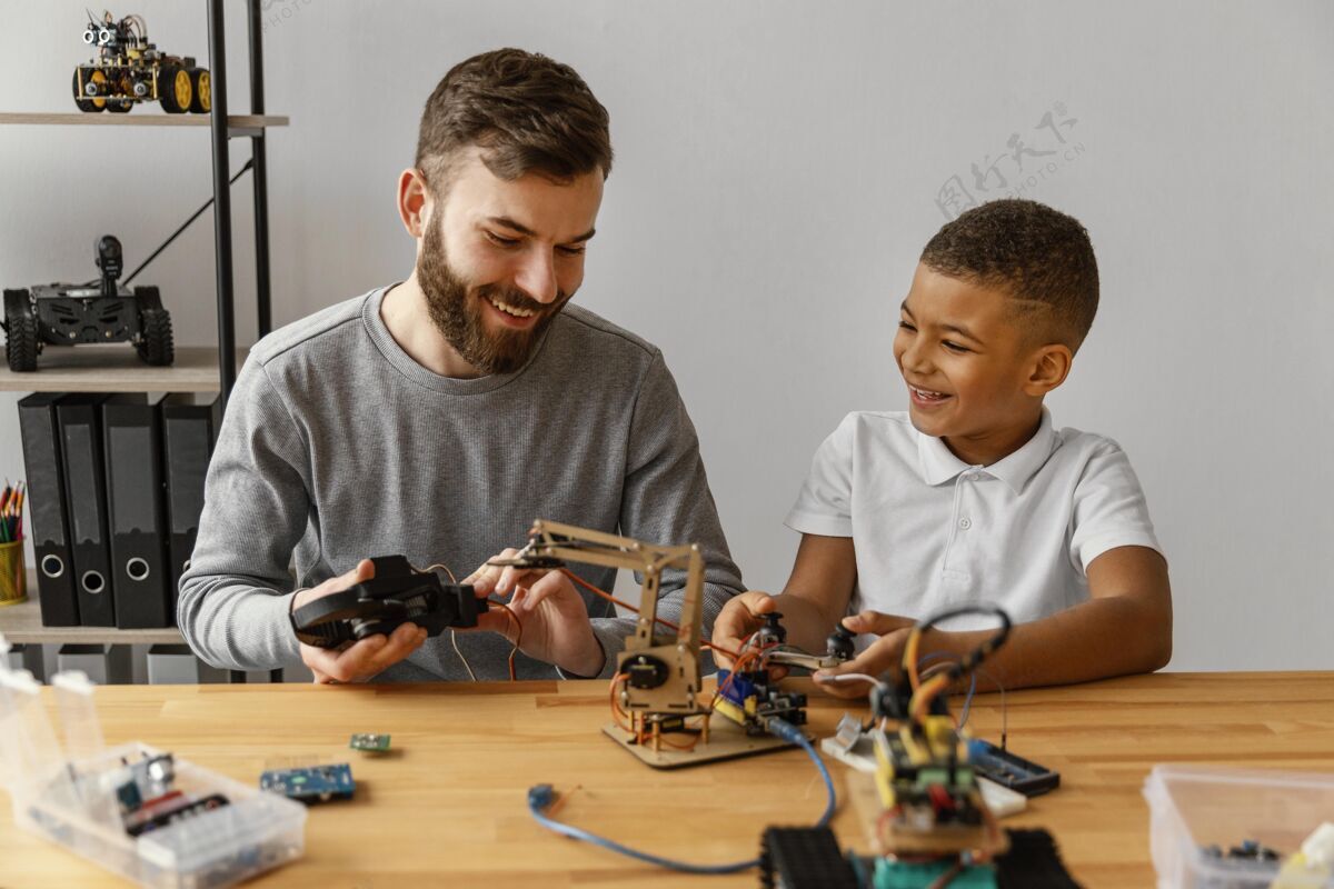 机器人父子做机器人组件孩子男孩