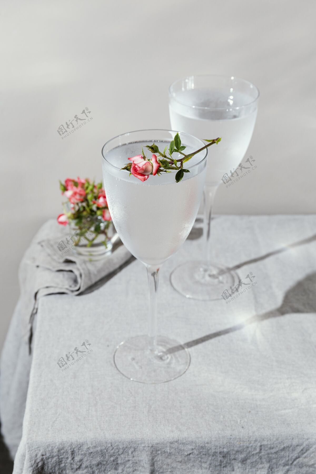 桌子一杯有花瓣的水花瓣液体水