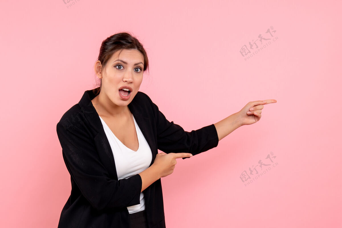 商务女性正面图年轻女性穿着粉色背景的深色夹克情感夹克肖像