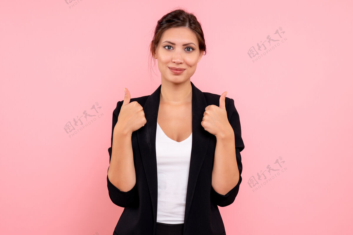 情感正面图年轻女性穿着粉色背景的深色夹克正面夹克视图