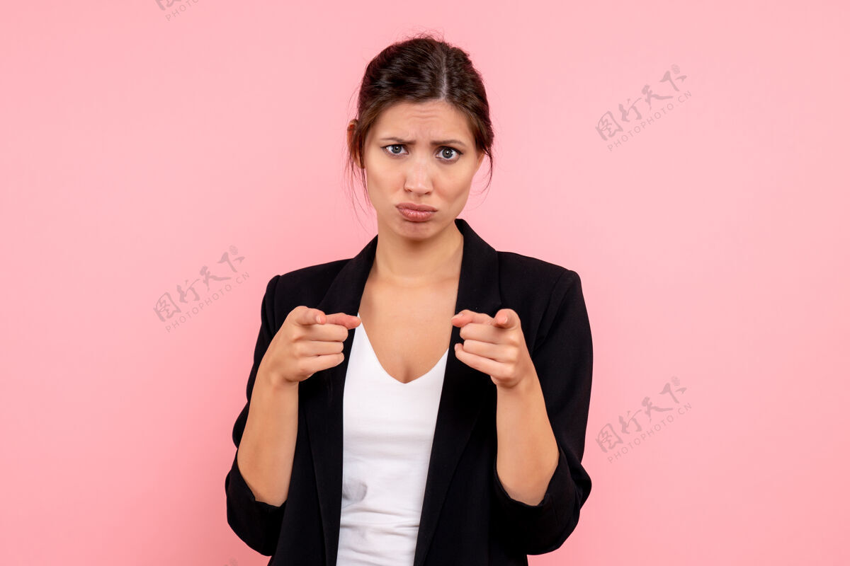 个人正面图年轻女性穿着粉色背景的深色夹克西装成人商务