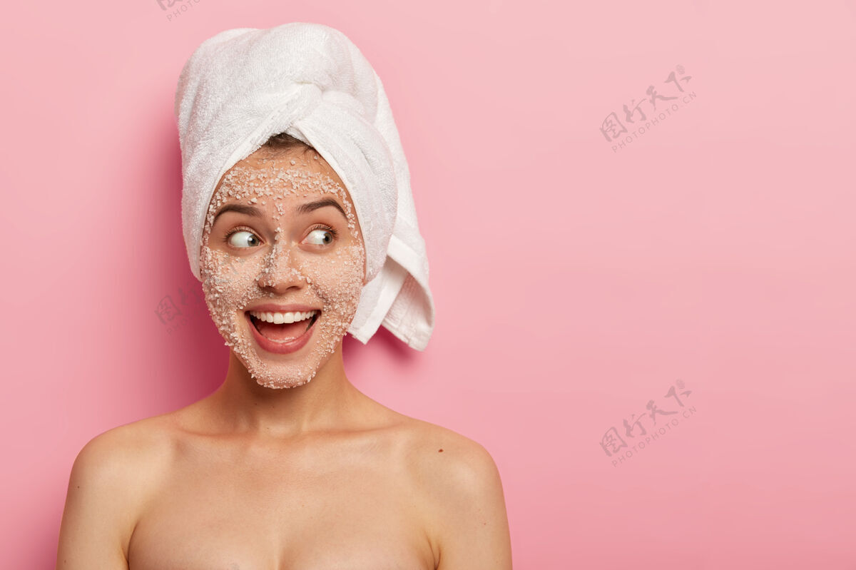 女人快乐女模画像在脸上涂海盐擦洗 有正面表情 侧目 有裸体 洗澡后穿毛巾毛孔年轻毛巾