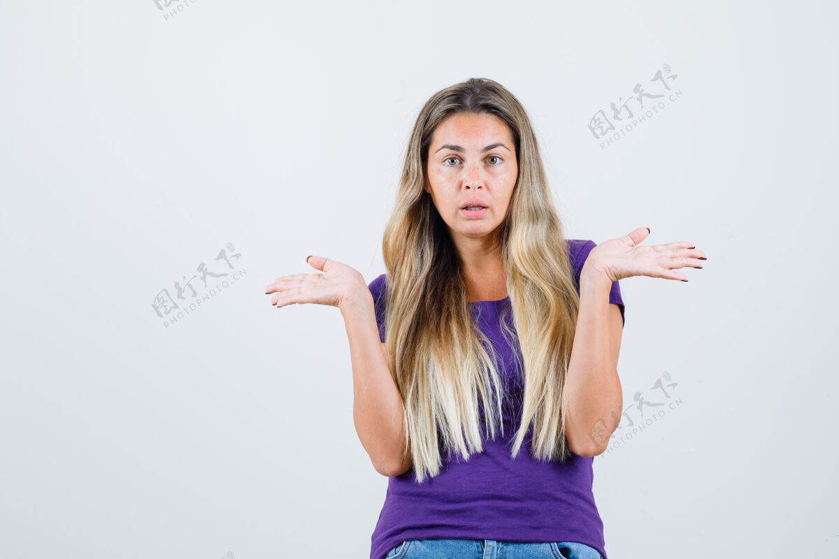 休闲年轻女性穿着紫罗兰色t恤 表现出无助的姿态 看起来很不高兴前视图年轻紫罗兰色无助