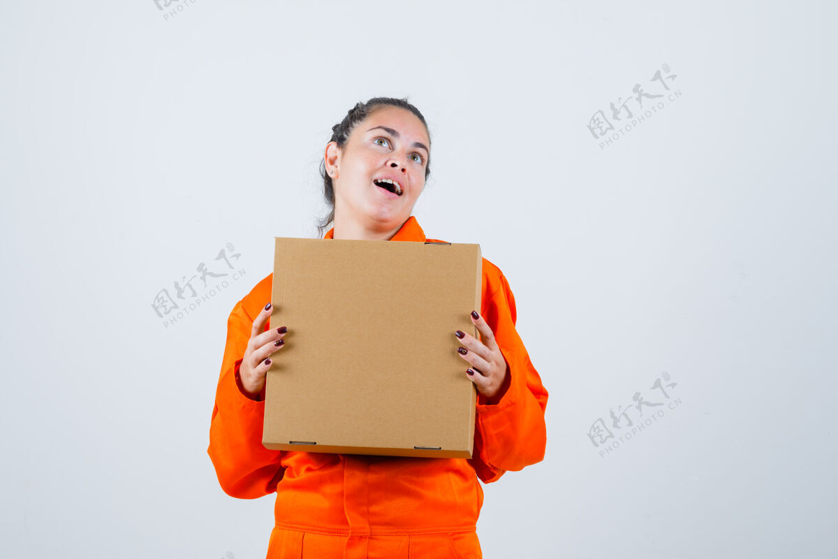 成人年轻的女工穿着工装抱着盒子 一边许愿 一边看着正前方肖像愿望女性