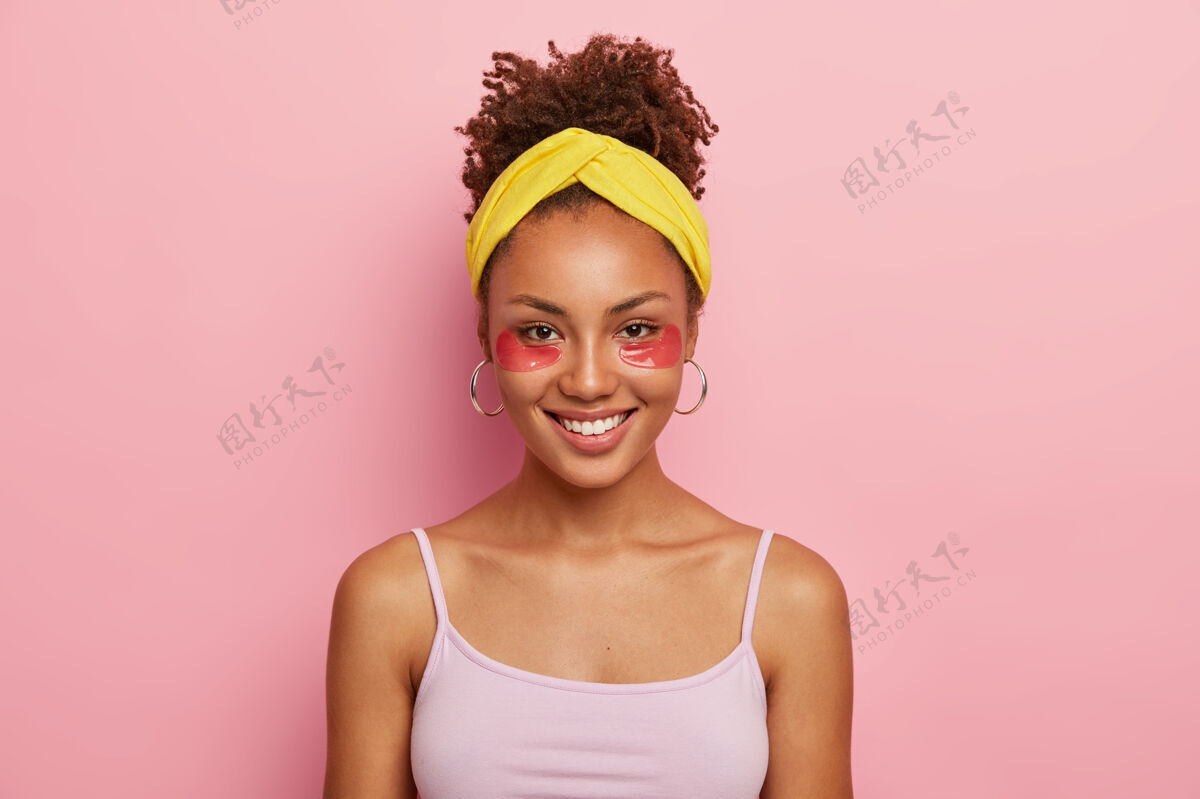 休闲一个漂亮的黑皮肤年轻的非洲裔美国妇女的肖像 戴着化妆胶原贴片 戴着头带和休闲t恤非洲干净提拉