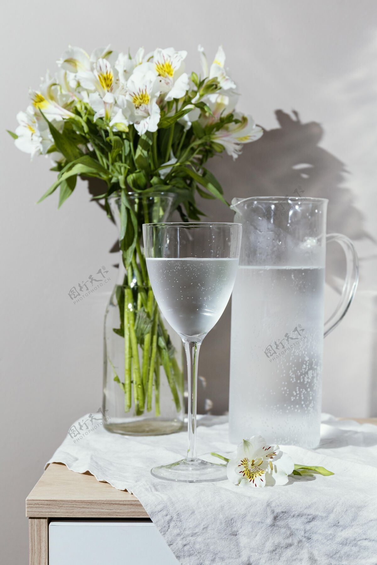 水瓶一杯水和一个花瓶花瓶倒水杯子