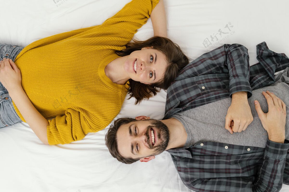 平躺俯瞰笑脸夫妇在床上生活方式优质时间女人