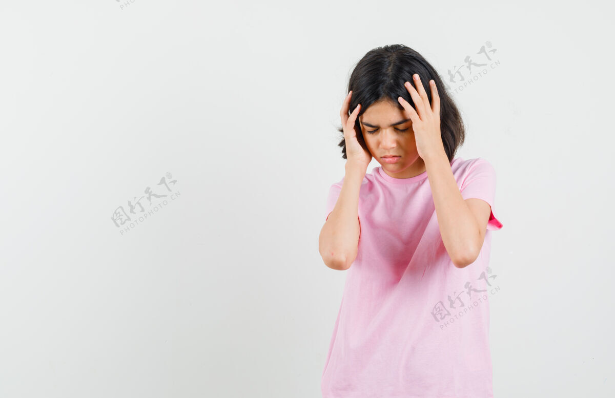 女性小女孩手拉着手 头戴粉色t恤 看起来很累前视图美丽漂亮粉色
