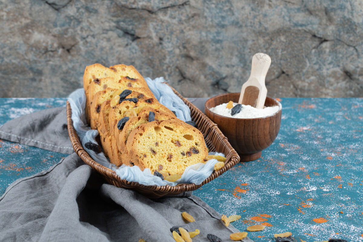 饼干苏丹娜派在蓝色毛巾上的木制托盘里切片面包房美味图案