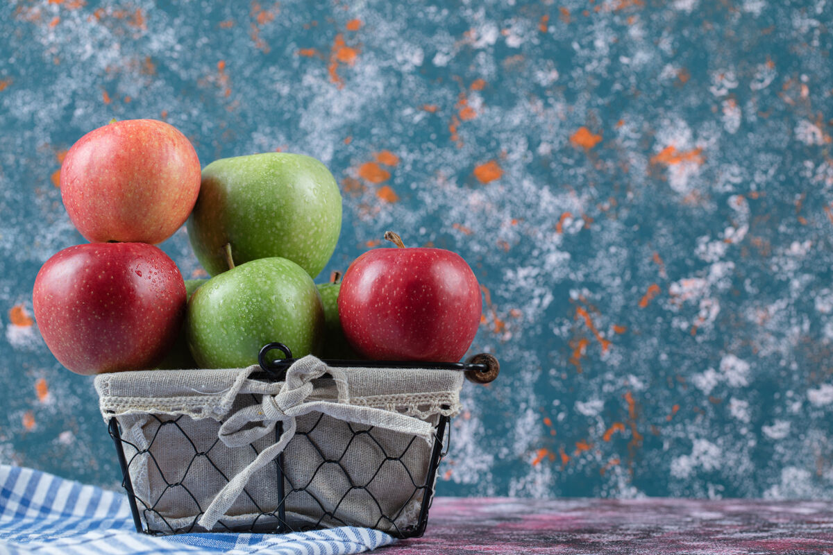 热带红色和绿色的苹果放在一个金属篮子里美味品质生物
