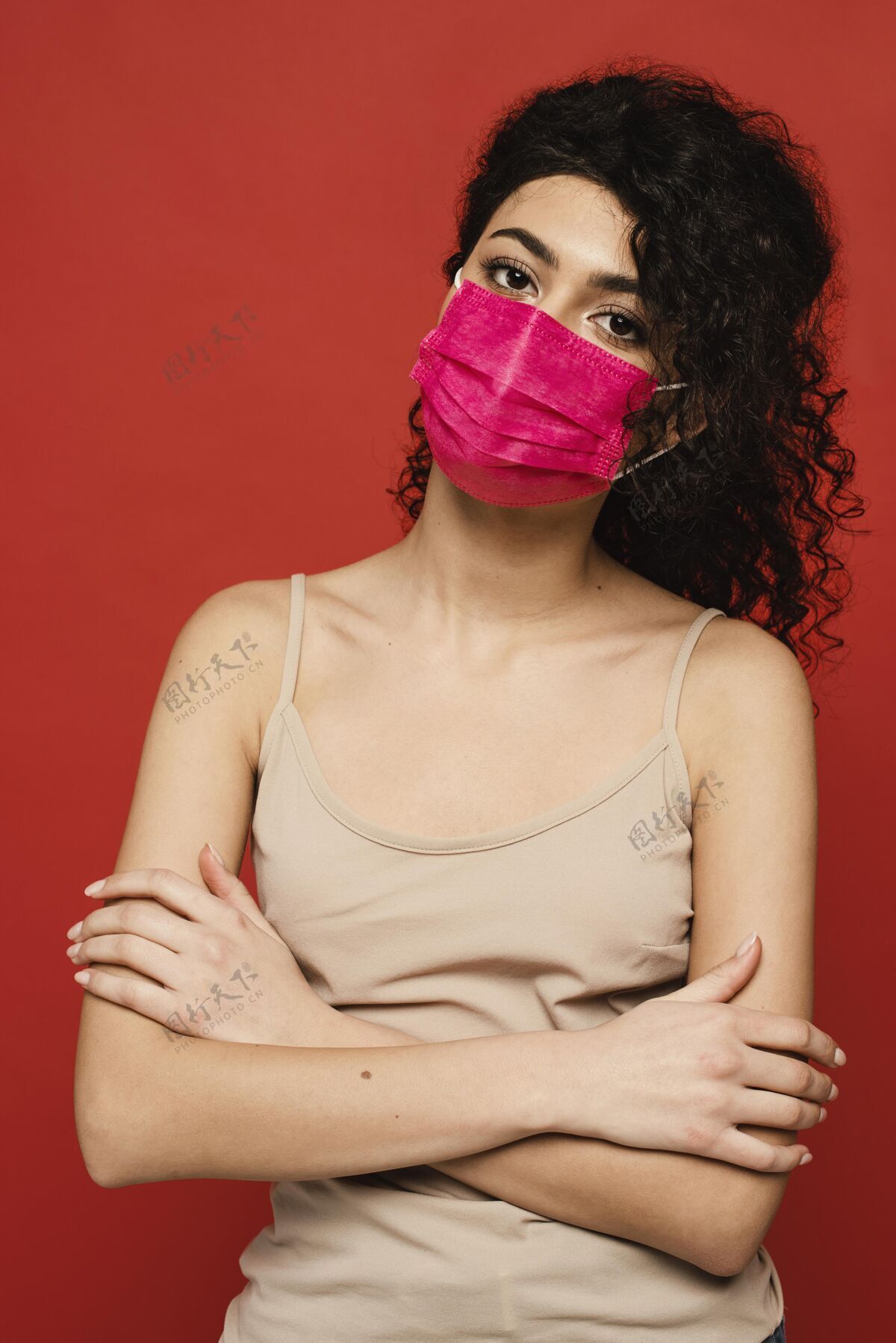 肖像戴着医用面罩的中枪女人女性年轻中镜头