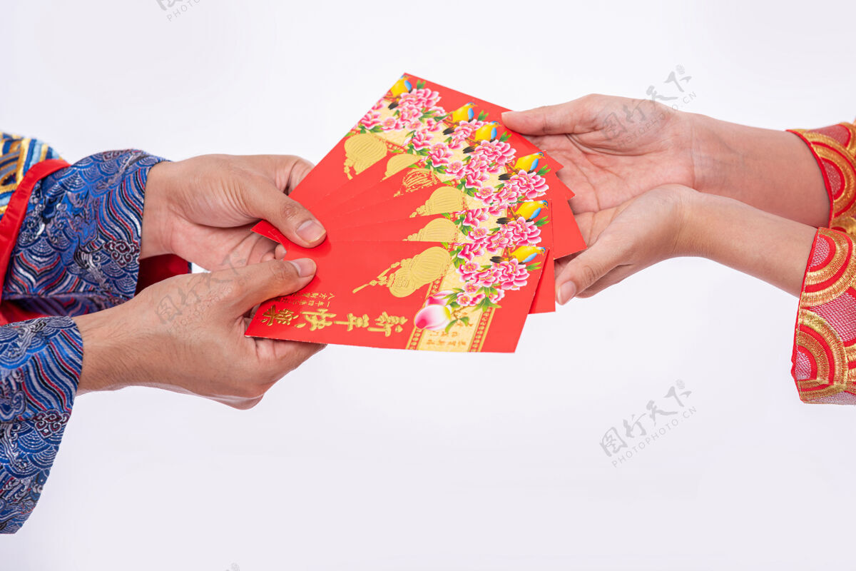 中国男男女女穿旗袍用红色礼金送家人祝贺服饰文化