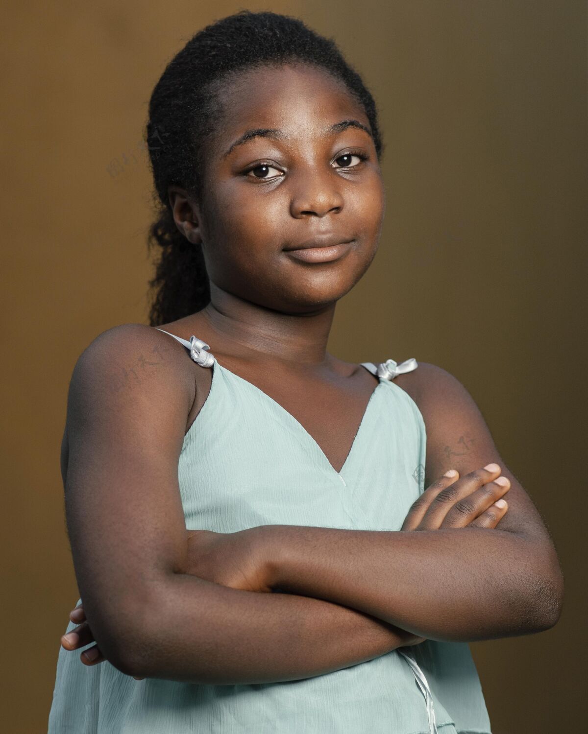 双臂交叉画一个年轻的非洲女孩 双臂交叉女孩孩子肖像画