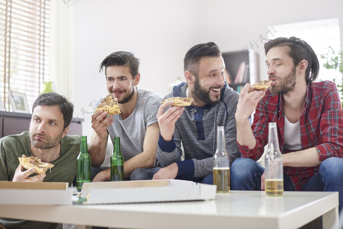 仅限男性朋友们看电视吃比萨饼快餐酒精兴奋