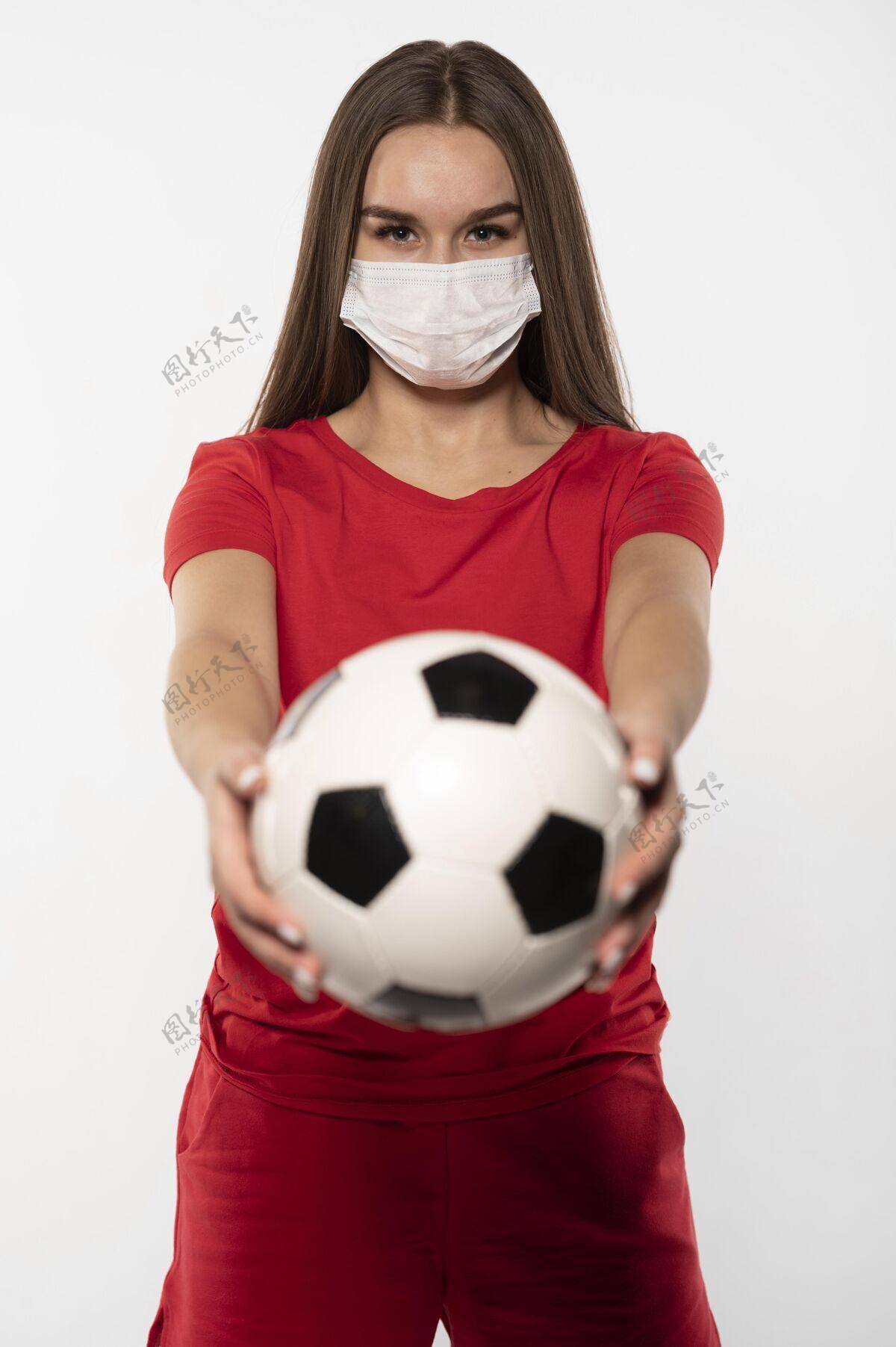 女戴着面具拿着球的女足球运动员女足球运动员面罩
