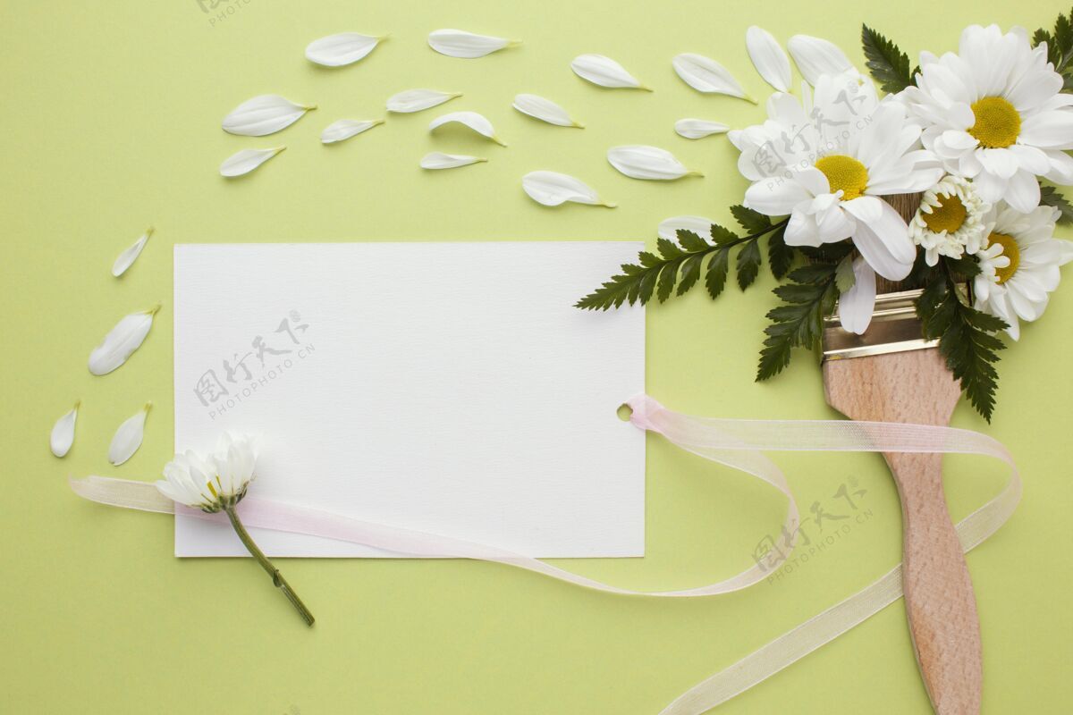 春天的时间用鲜花和信封画画笔春天的花朵画笔花朵