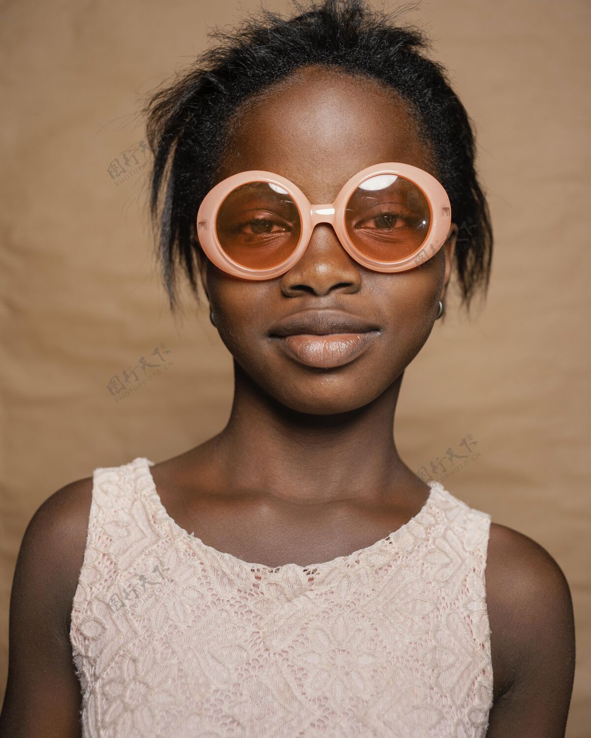 非洲戴墨镜的年轻女孩孩子时尚太阳镜