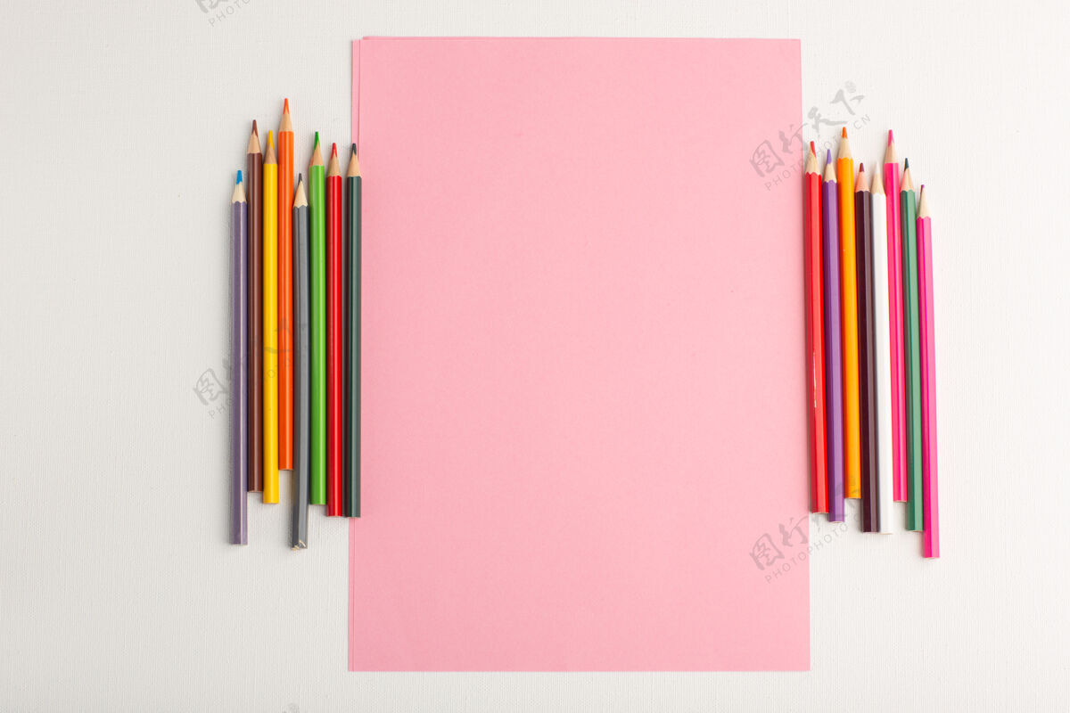 蜡笔顶视图粉色空白纸 白色表面有彩色铅笔教育空白彩色