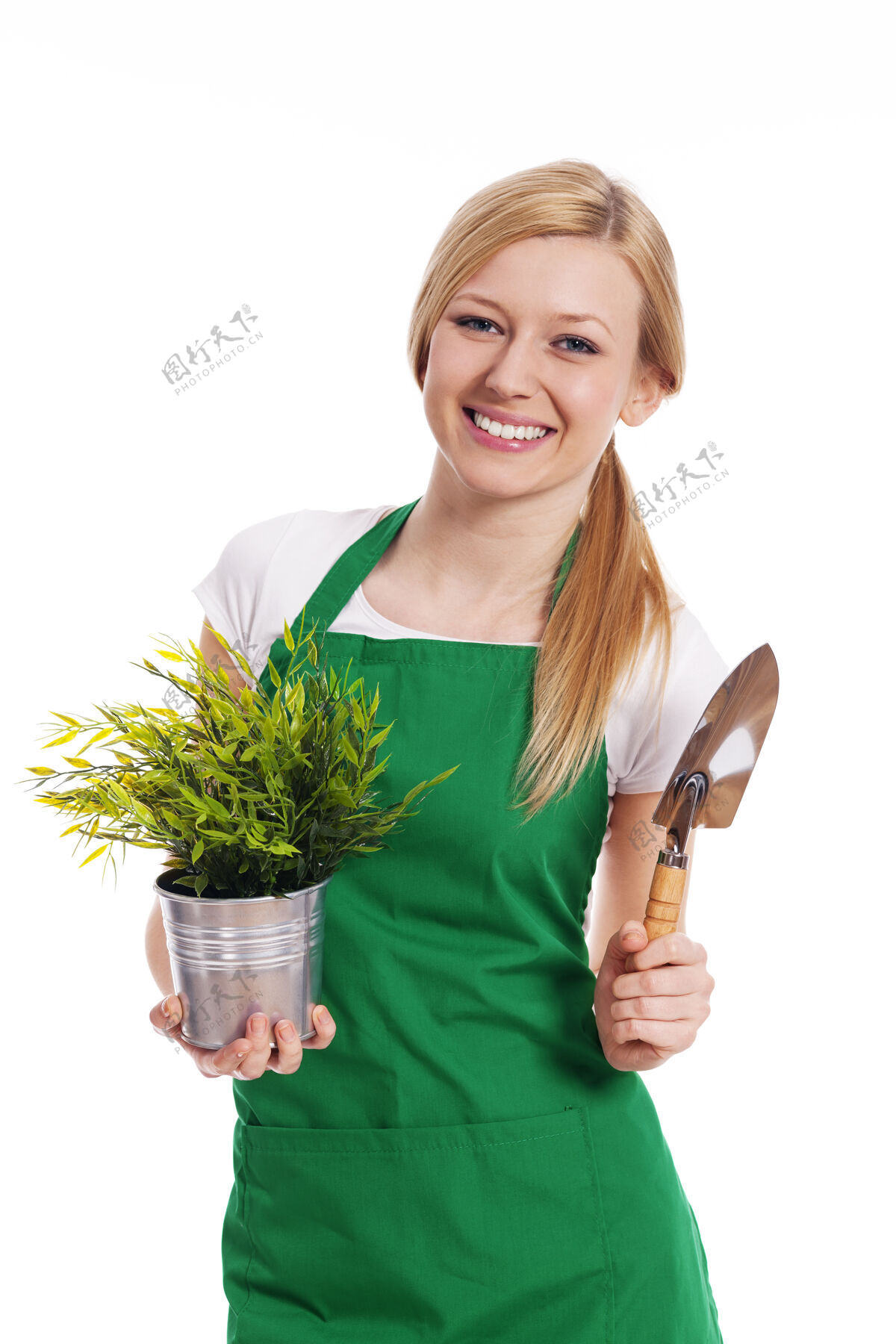 家务年轻的女人和他们的花园作物围裙植物成人