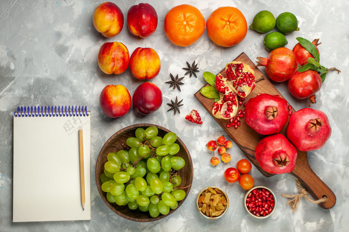 水果顶视图新鲜的红色石榴酸和醇厚的水果与新鲜的绿色葡萄在淡白色的桌子上醇香树顶部
