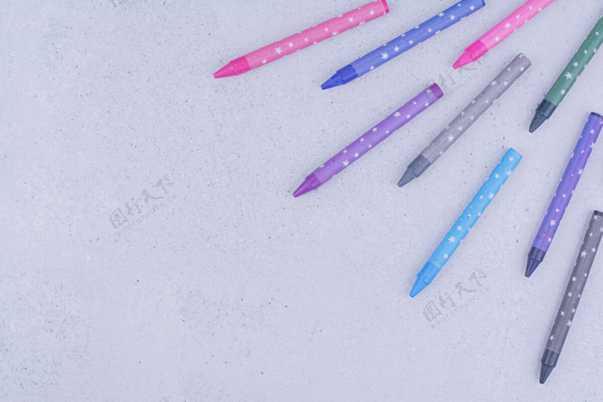 工具彩色蜡笔孤立在灰色的表面学校实用素描