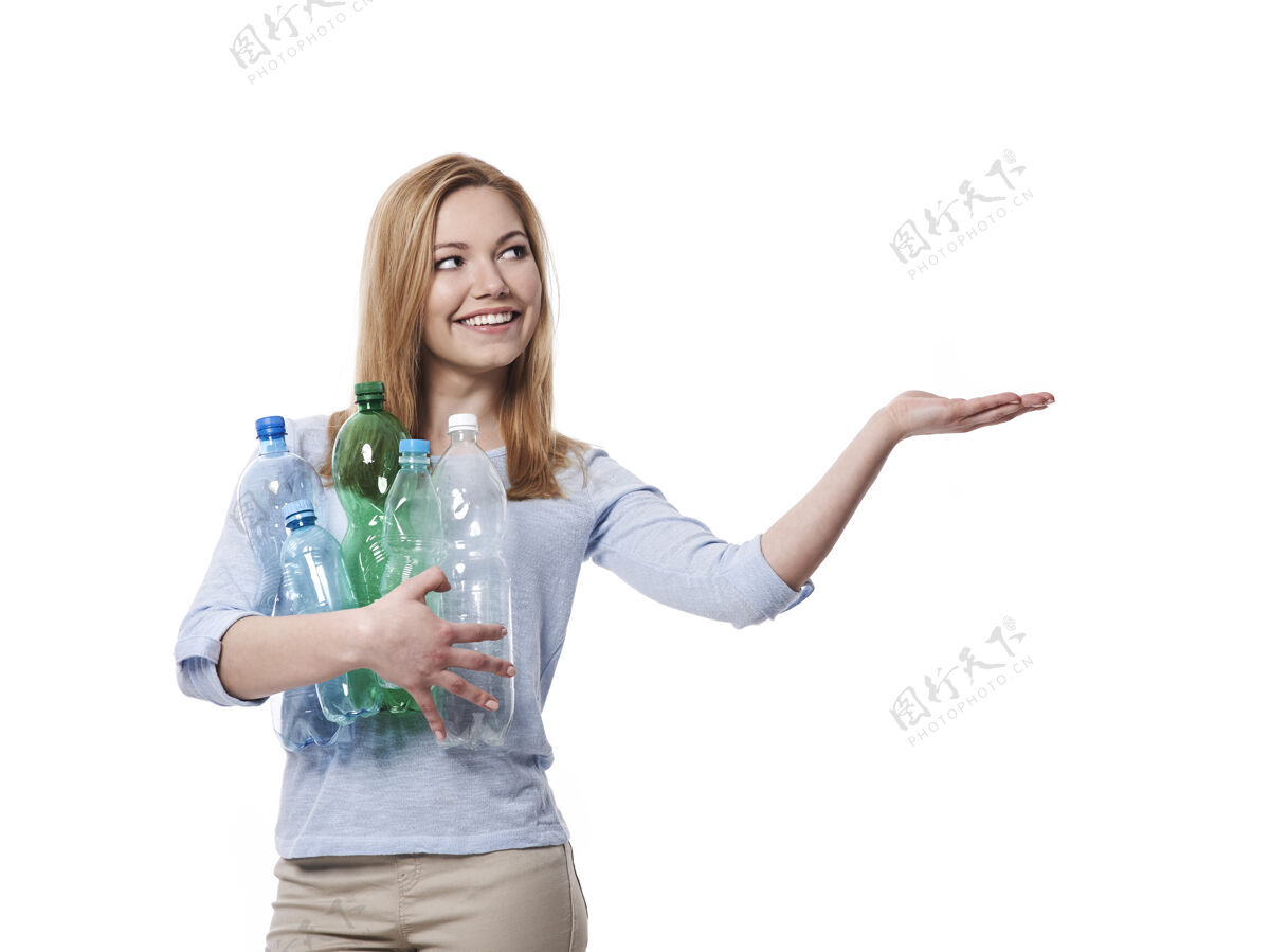 选择女性环保主义者拿着塑料瓶展示在复制空间环境保护显示助理