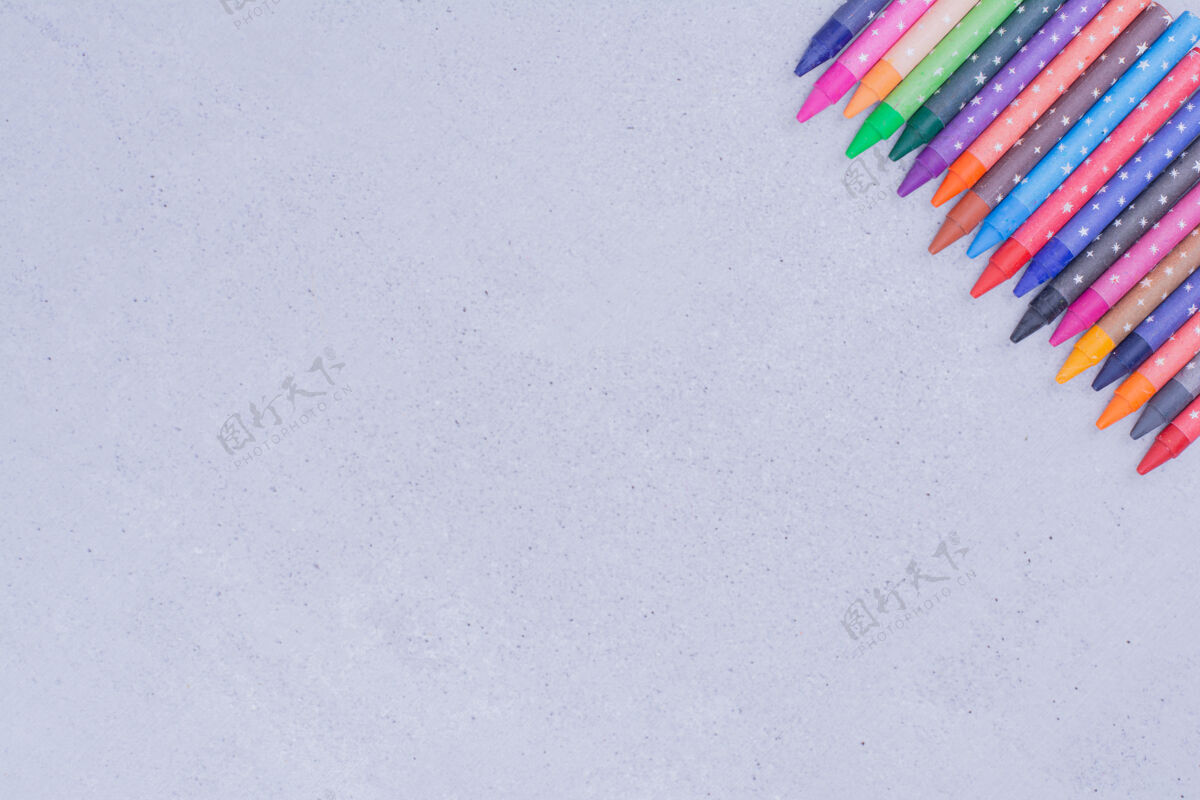 办公室彩色蜡笔孤立在灰色的表面学习电器极简