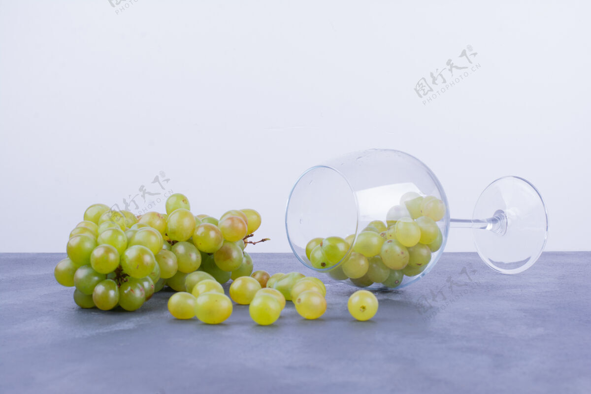 产品绿葡萄从酒杯里出来健康生物素食