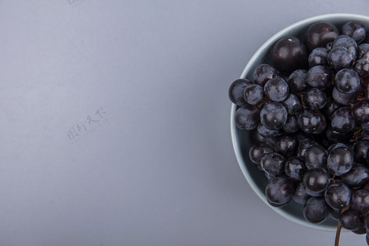 Sloe顶视图的水果 如葡萄和浆果在碗上的灰色背景与复制空间空间餐碗
