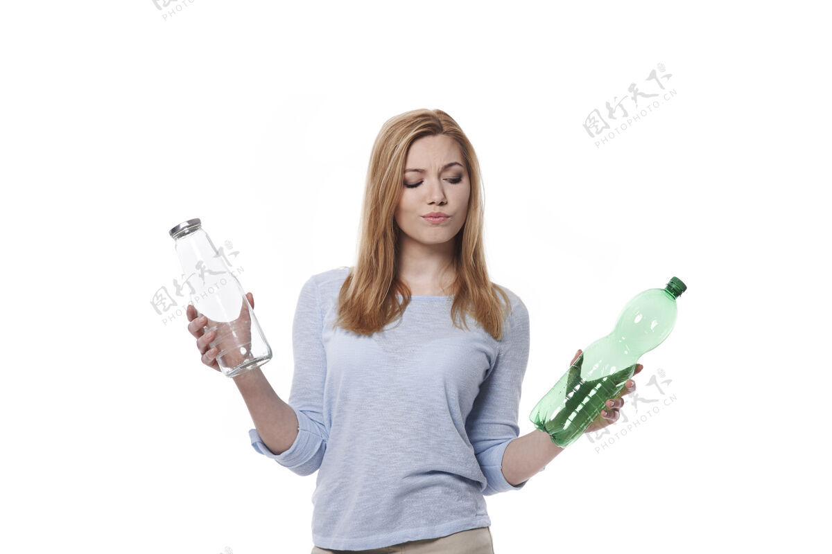 检查玻璃还是塑料 你选哪一个？考试垃圾瓶子