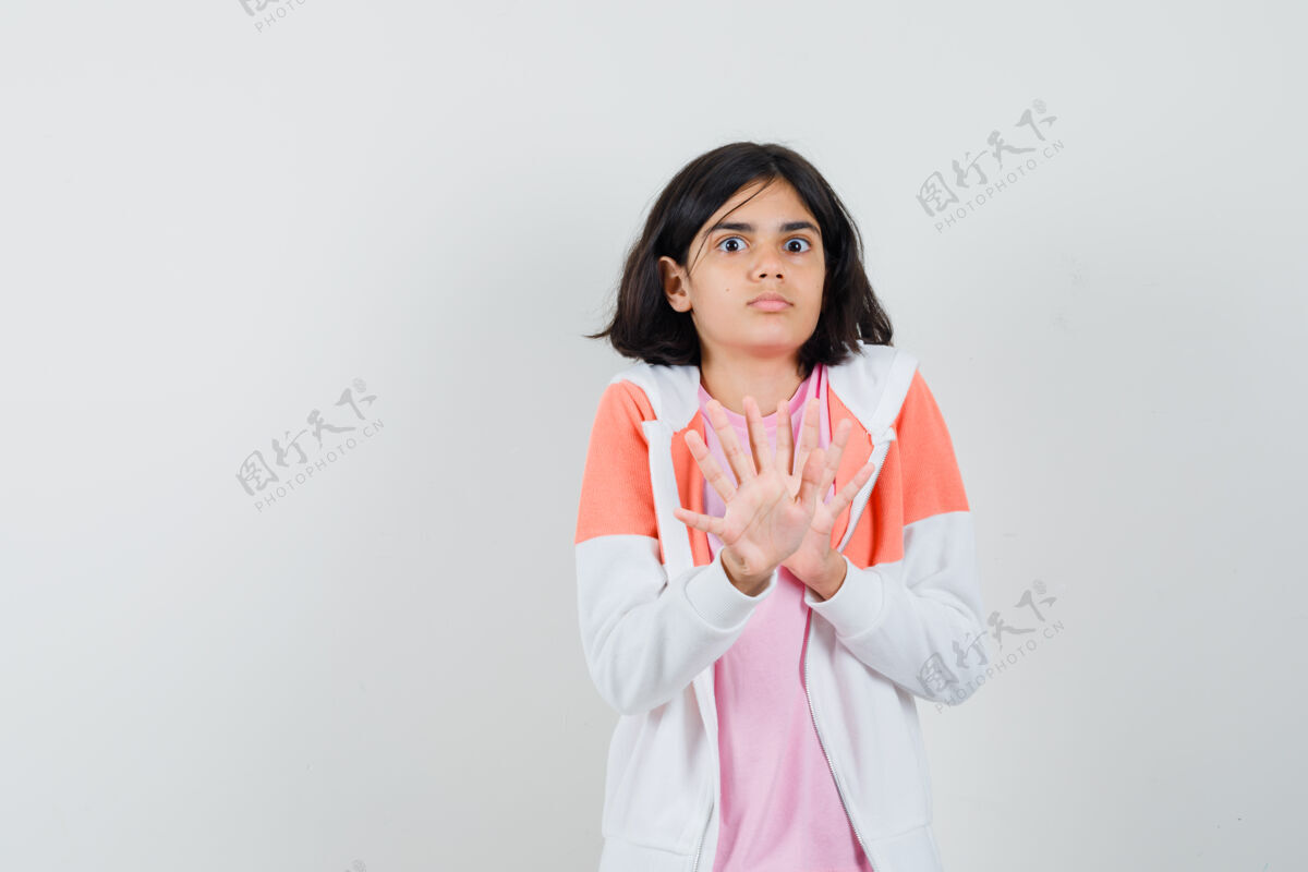 粉色年轻的女士拒绝穿夹克 粉色衬衫 看起来很害怕时尚外观东西