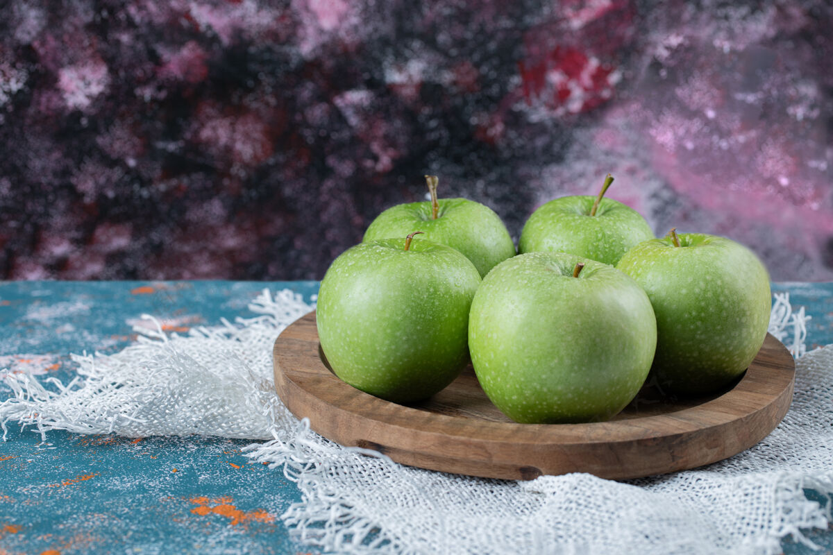 季节在木制砧板上孤立的苹果品质蔬菜热带