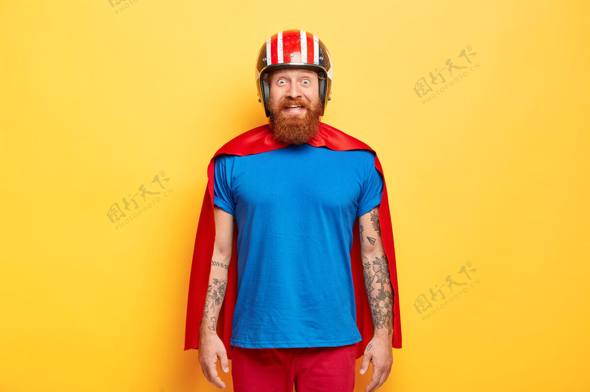 斗篷积极的男性超级英雄戴着头盔 蓝色t恤和斗篷狐狸阳刚姿势