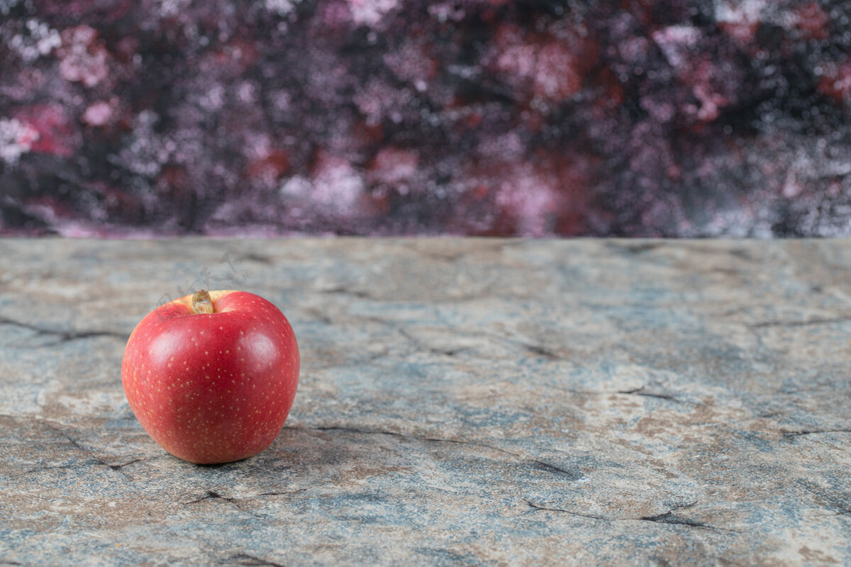 石头混凝土表面孤立的红苹果品质生物异国情调