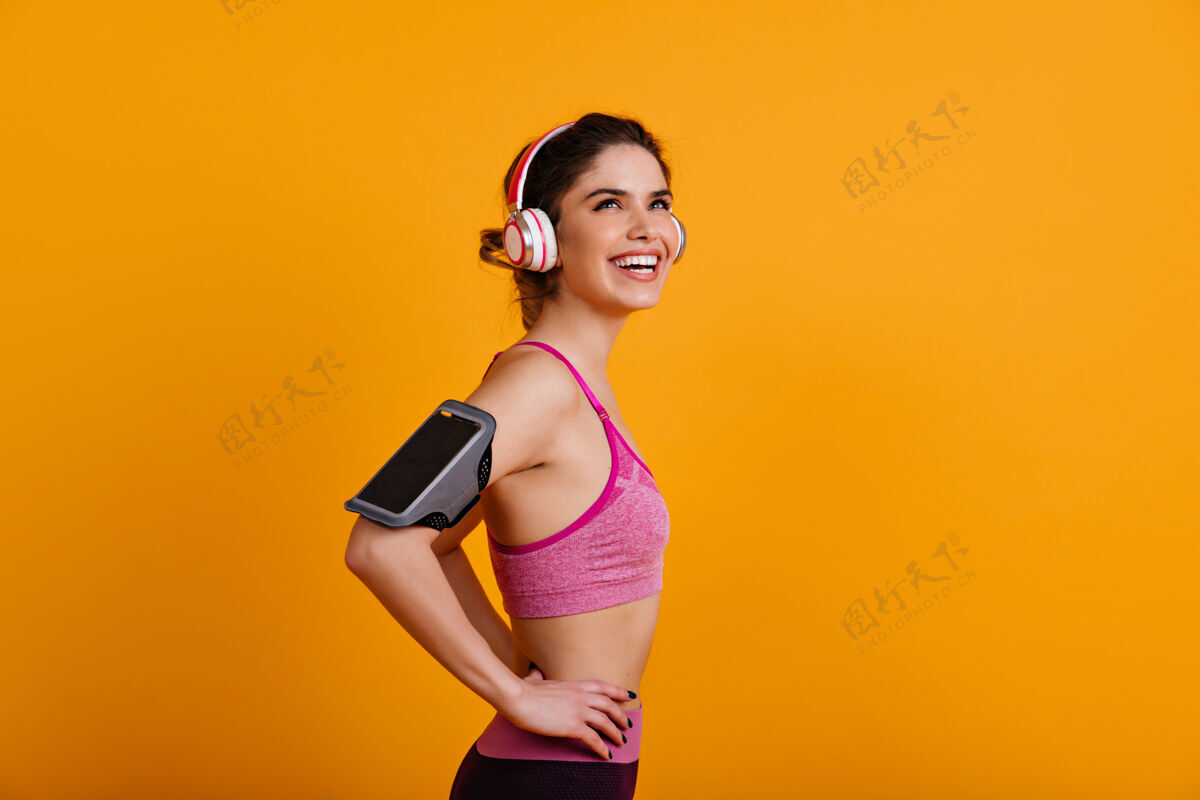 年轻女士年轻女子做有氧运动的摄影棚照片跑步快乐女人