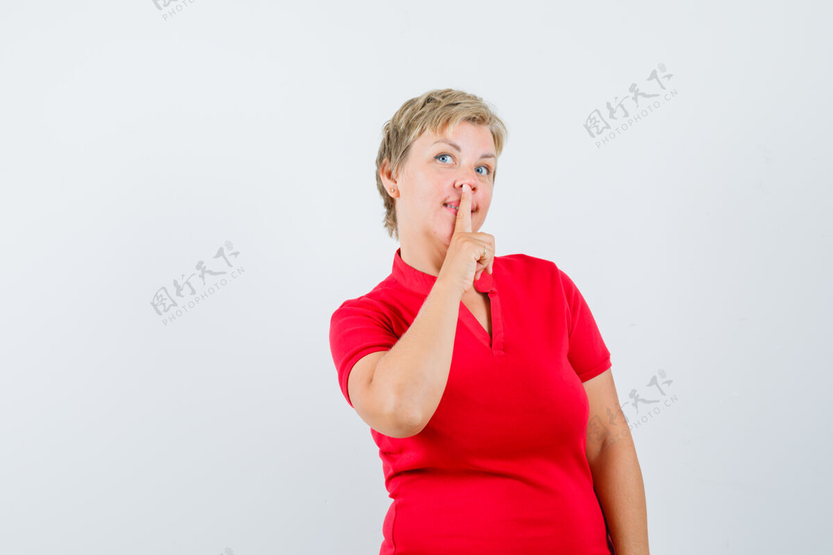 白发一个穿着红色t恤的成熟女人展示着沉默的姿态 看起来很好奇肖像人手势