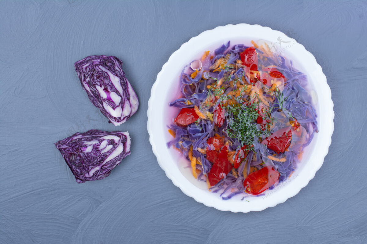 新鲜紫色卷心菜和红辣椒酱放在一个白色的碗里菜肴食物餐具
