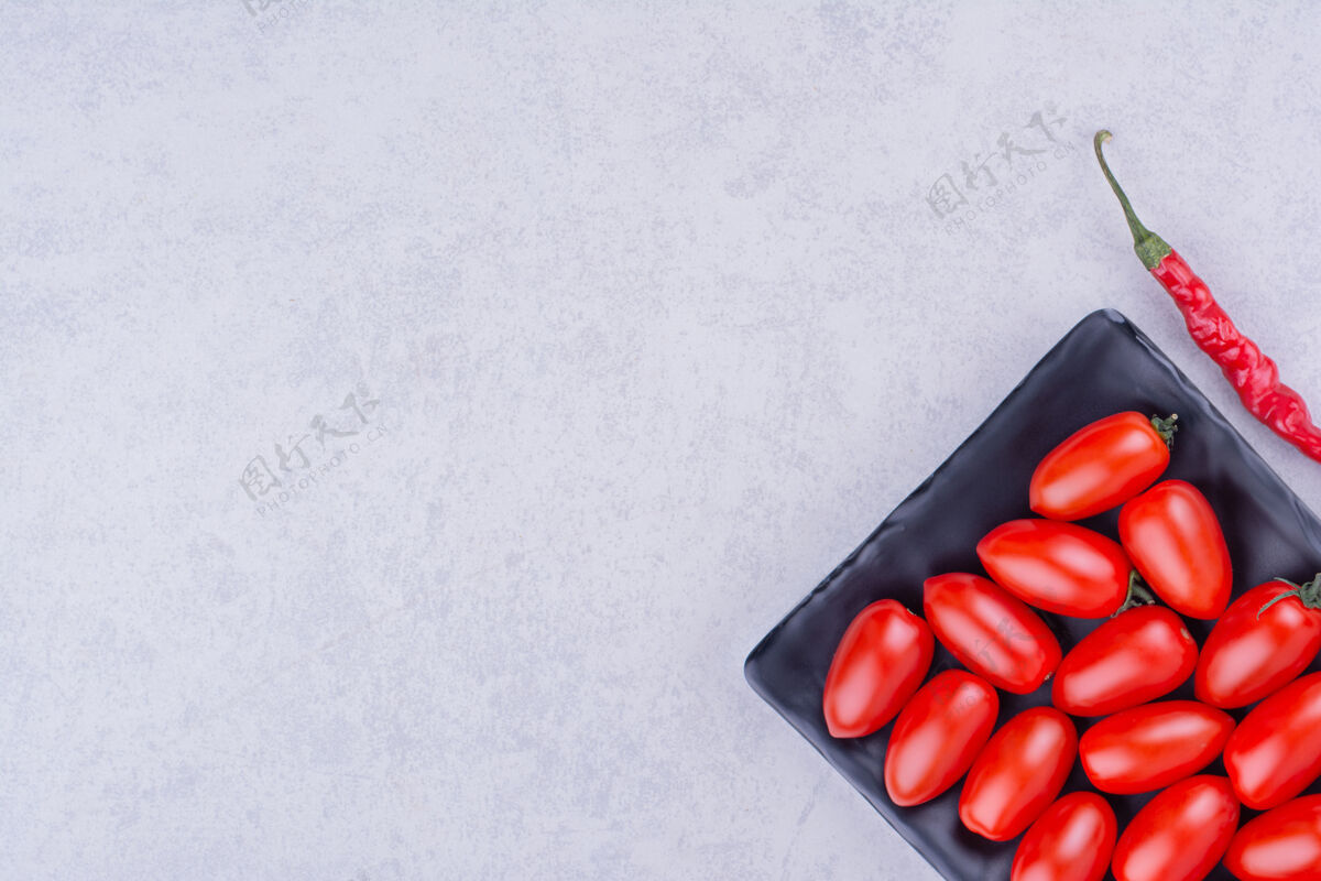 香料红色的西红柿和辣椒在灰色的表面美味食物热带