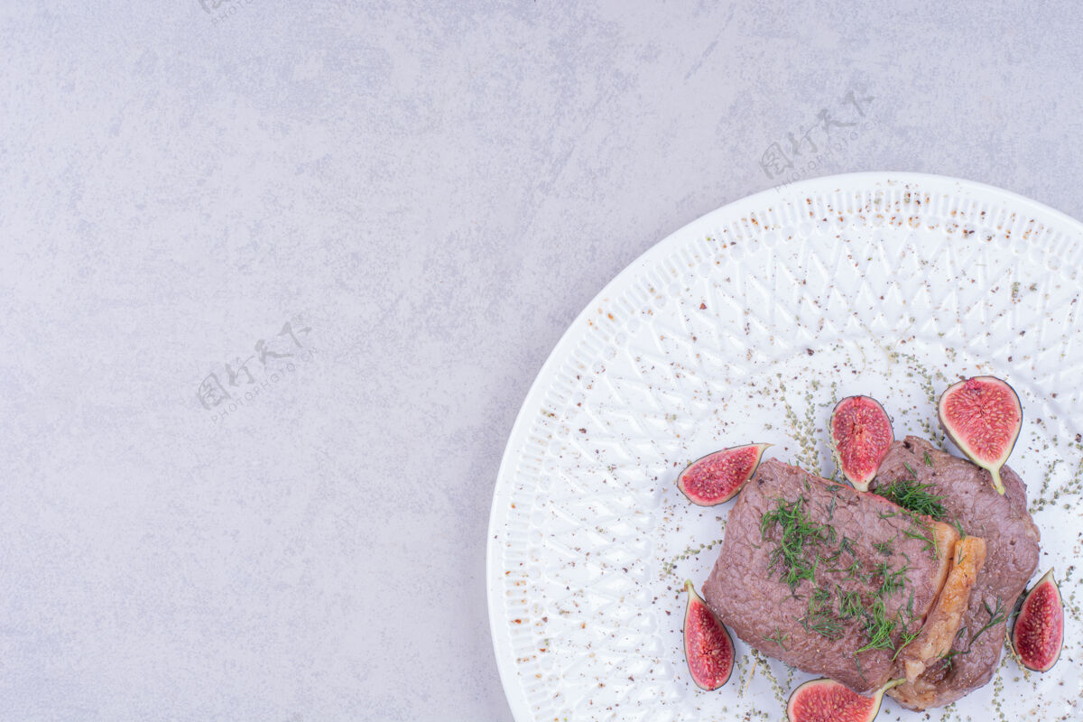 厨房两片无花果肉排放在一个白色盘子里餐具质量菜单