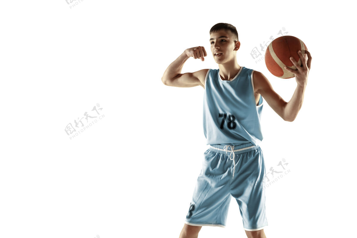 球在白色工作室背景上 年轻篮球运动员拿着一个孤立的球的全长肖像青少年庆祝胜利运动的概念 运动 健康的生活方式 广告 行动 运动比赛运动运动