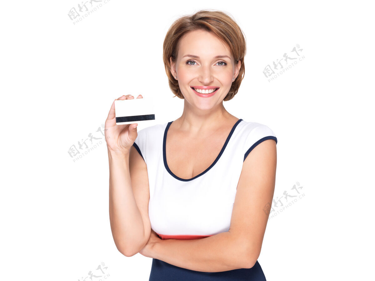 休闲一个美丽的年轻快乐的女人用信用卡在白墙上的肖像女人肖像持有