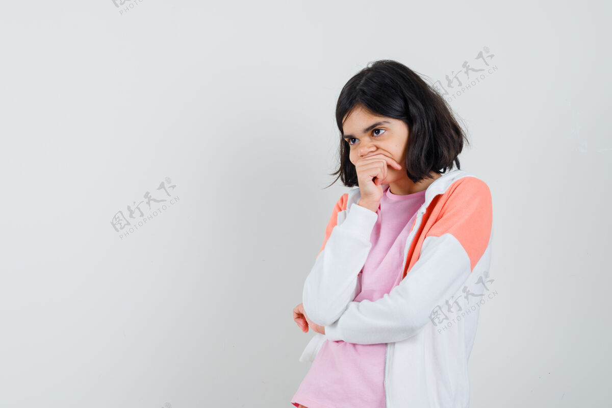 举行穿着夹克 粉色衬衫的年轻女士 手放在嘴上 神情沉思时尚年轻女人