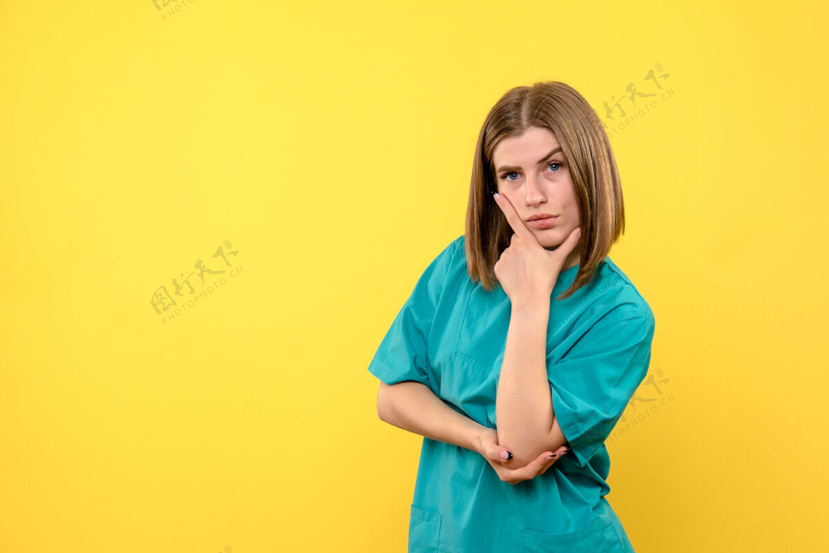 思考黄墙上有思考表情的女医生正面图人医学秘书