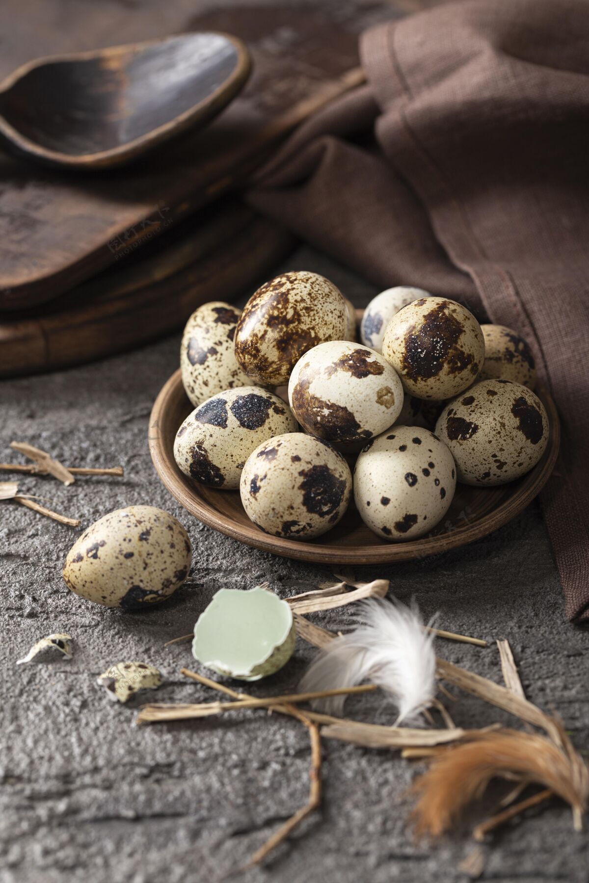 复活星期天高角度的复活节彩蛋 用布料和木勺放在盘子里纪念节日帕夏