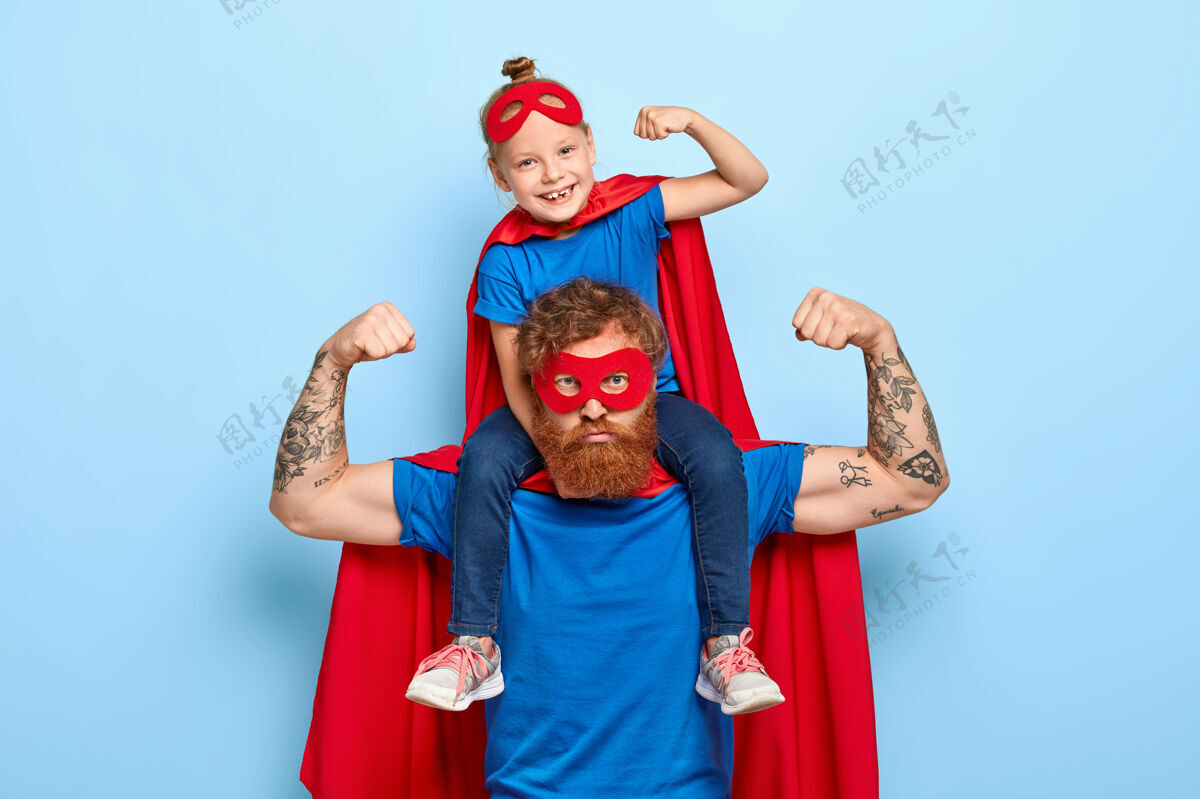 脖子强壮有力的爸爸和肩上的小女孩儿展现出肌肉童年射击套装