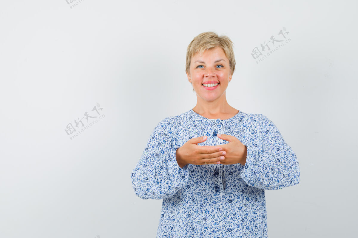 成熟成熟的女人手指紧握在衬衫里 看起来很高兴女士女性姿势