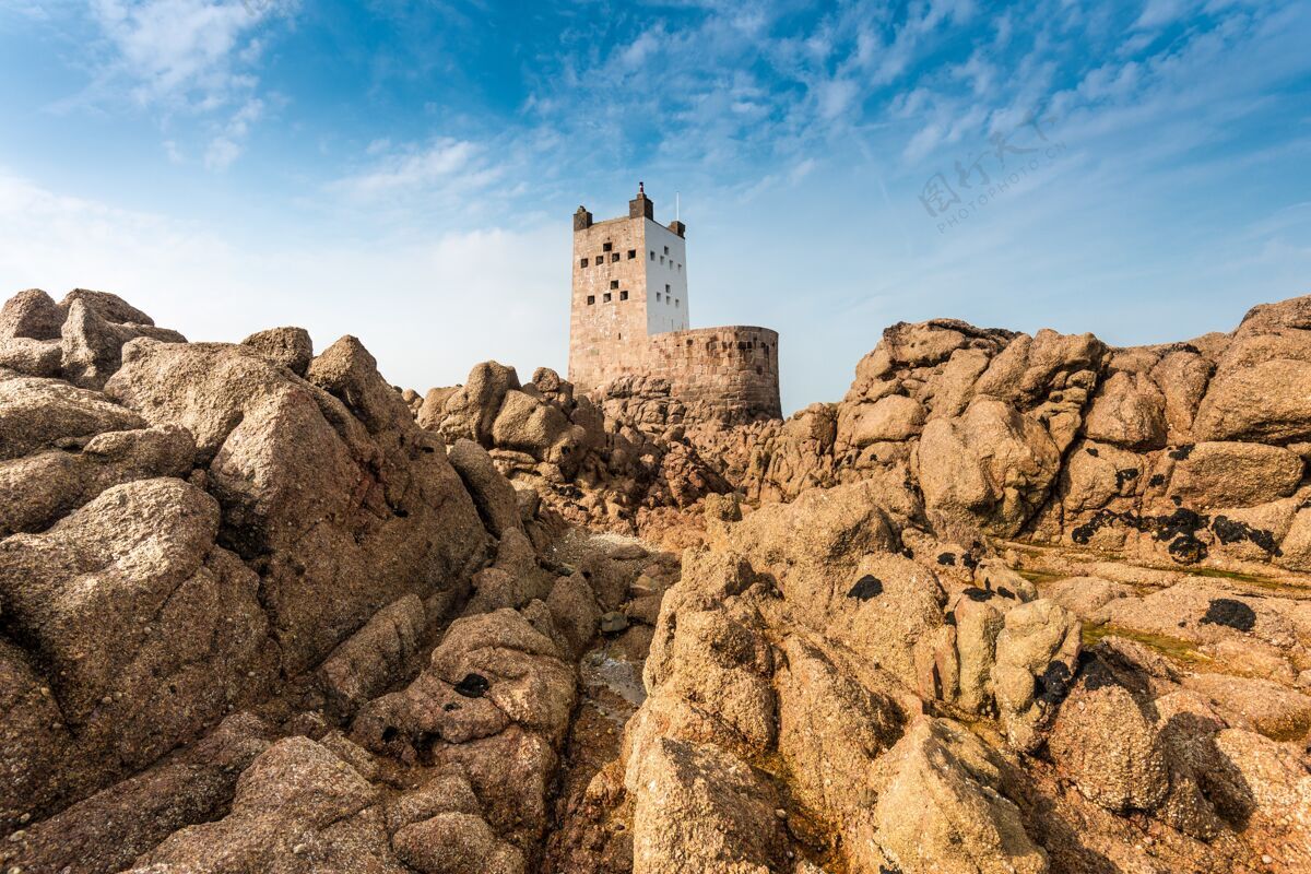 中世纪特写镜头的悬崖和岩石与堡垒的背景下 蓝天自然墙壁地标