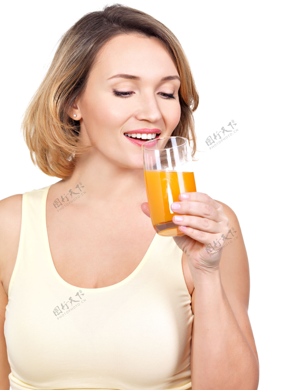 果汁一个美丽的年轻女子拿着一杯橙汁的肖像-孤立在白色上杯子成人快乐